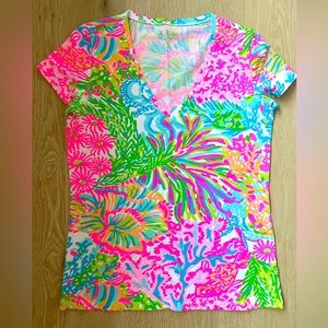Lilly Pulitzer v neck tee -s